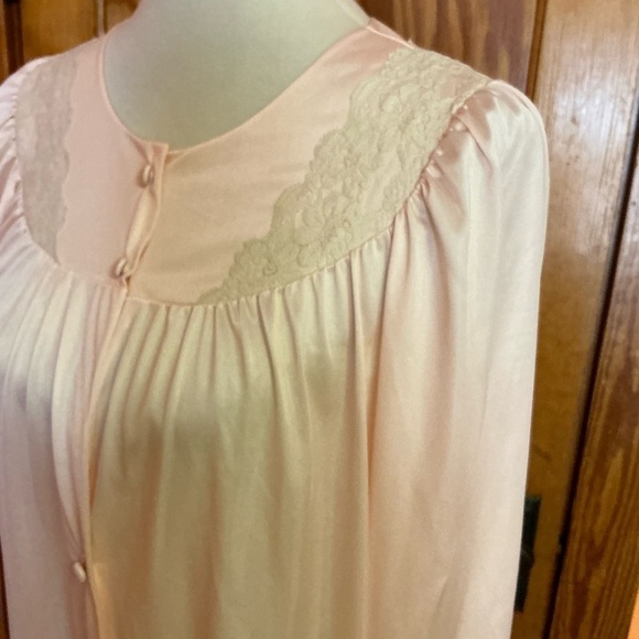 Vintage 60s feminine lace trimmed robe - Picture 5 of 11